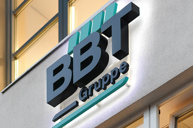 BBT Logo Leuchtkasten Fassade